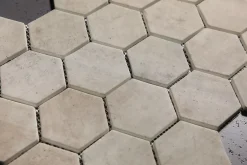 Ilcom Mosaïque de verre pressé antidérapant R11 pour salle de bain ou cuisine 43.5cm x 34.5cm - Taupe Stone Light Matt (0,15m²)