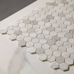 Mosaïque de verre pressé antidérapant R11 sur maille pour salle de bain ou cuisine 52 cm x 34 cm - Hexa calacatta (0,166m²)-Ilcom