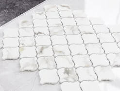 Mosaïque en céramique sur maille pour salle de bain ou cuisine 28.2 cm x 30 cm - Marble Arabesque-Ilcom