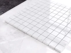 Ilcom Mosaïque en gres sur maille pour salle de bain ou cuisine 30 cm x 30 cm - Carrara