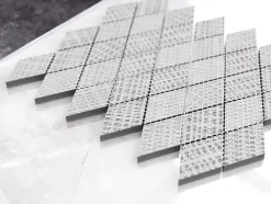 Ilcom Mosaïque en gres sur maille pour salle de bain ou cuisine 29.2 cm x 25 cm - Romb shinestone