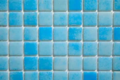 Ilcom Mosaïque en verre pressé antidérapant R12 sur maille pour piscine 32.5cm x 51.5cm - Caribbean Pool (0,167m²)