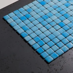 Ilcom Mosaïque en verre pressé antidérapant R12 sur maille pour piscine 32.5cm x 51.5cm - Caribbean Pool (0,167m²)
