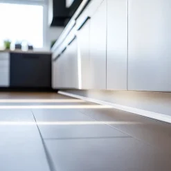 Quest Moulure Souple Auto-Adhésive en PVC 10x10 mm, Plinthe Souple, Bande Élastique pour Finitions et Étanchéité des Jonctions, blanc, 5