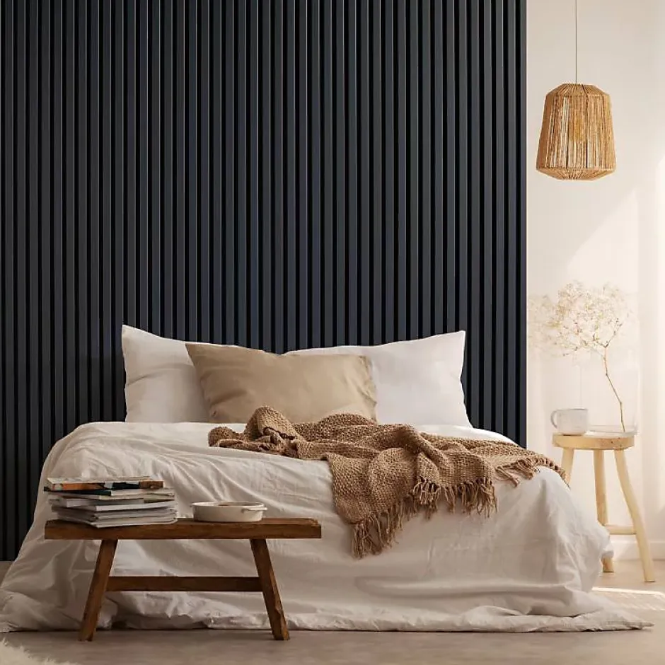 Decoon Mur TV - Lot de 5 Panneaux tasseaux bois 250 x 30 x 1,9 cm - bleu nuit/feutrine noir - 3,75m²