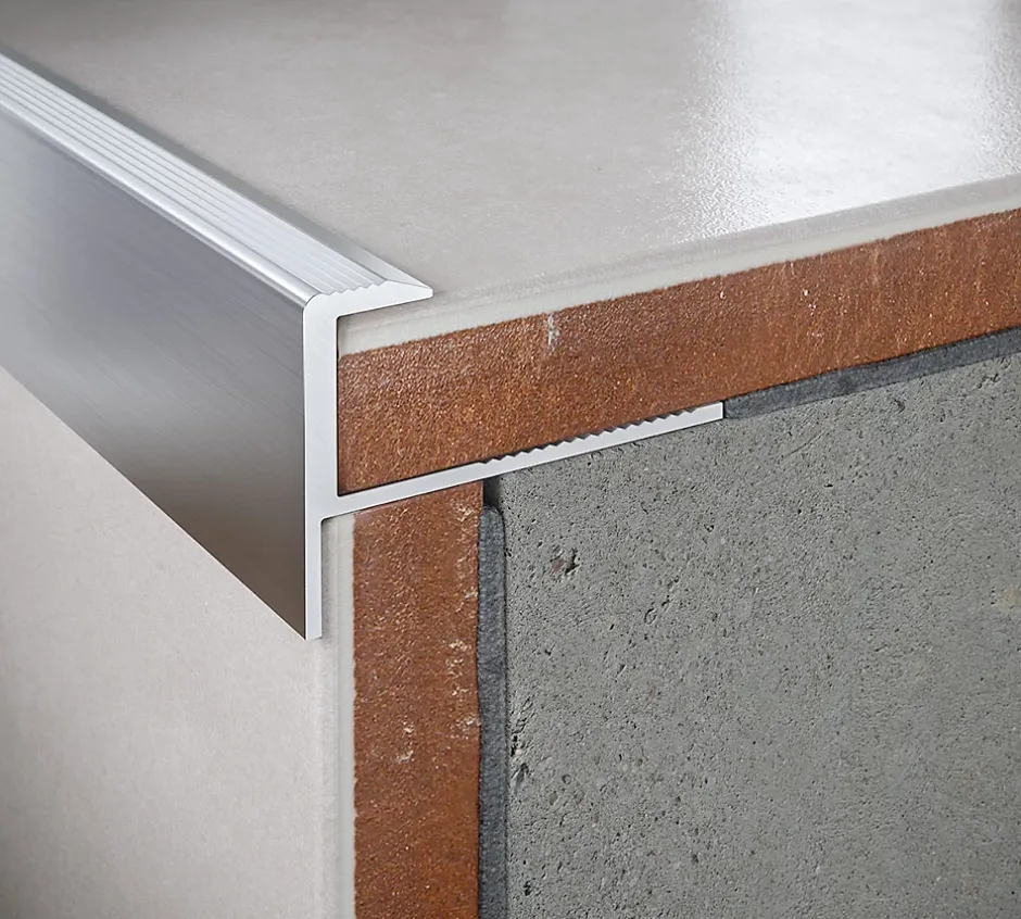 Diall Nez de marche extérieur carré aluminium brut argent lisse 28mmx250cm