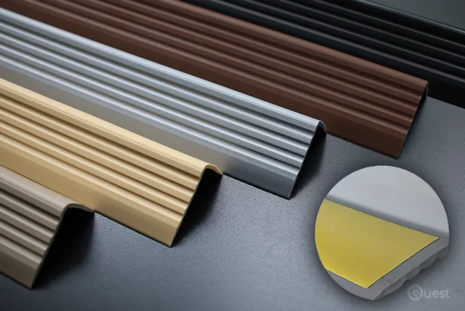 Quest Nez de marche PVC 40x25mm, , profilé d'escalier ND, auto-adhésif, antidérapant, d'escalier-protection, laiton, 0.7m