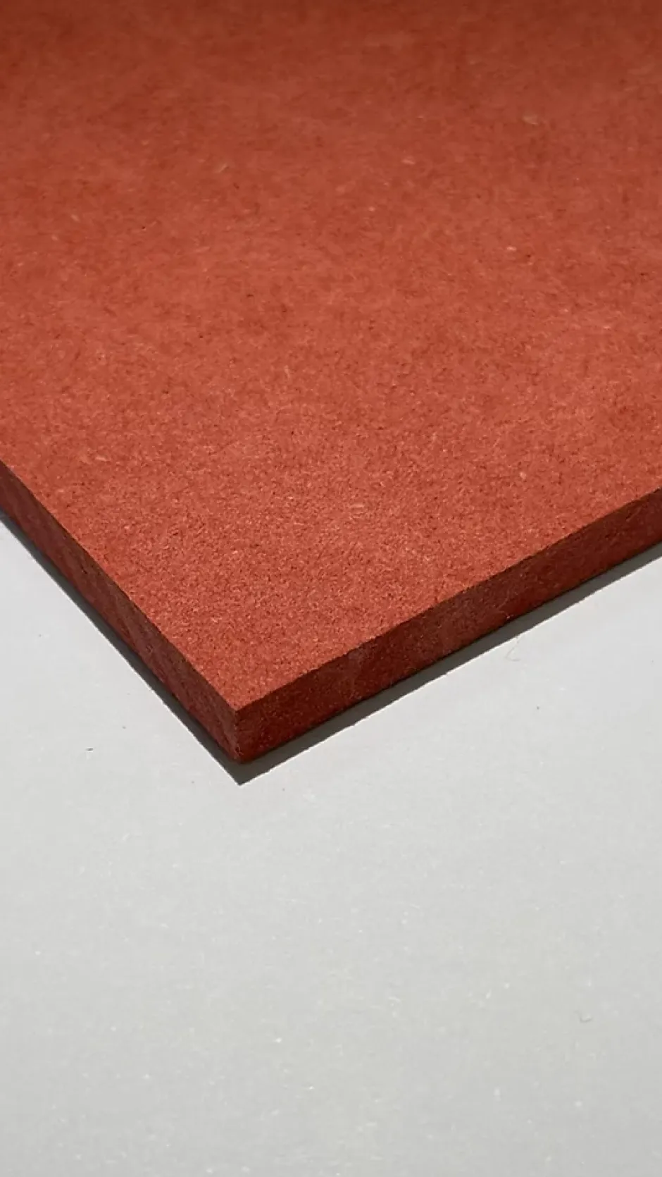 Produx Panneau médium teinté dans la masse Forescolor rouge 80 x 40,5 cm, ép.5 mm