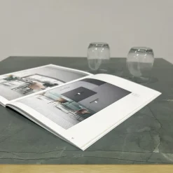 Plateau 60x60 decor marbre jade chants laiton --Restootab Hot