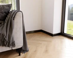 Ilcom Plinthe décorative pour mur F Noir satiné - 100mm x 2700mm x 0,65 ep.