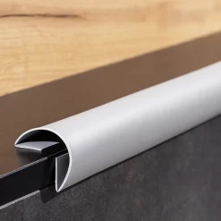 Quest Plinthe de finition W1 en PVC 6,en,1 75 mm, baguette autocollante, masquante, plinthe souple pour sol et mur, noir, 10 m