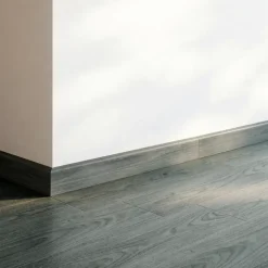 GoodHome Plinthe en MDF, résistant à l'eau coloris gris anthracite 220 x 8 cm Décor 105 (vendue à la pièce)