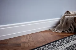 GoodHome Plinthe MDF Blanc art déco 220 x 10 cm Décor 10 (vendue à la pièce)