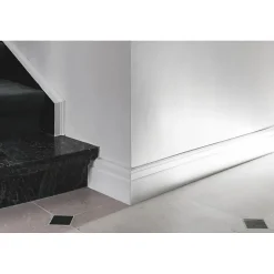 Orac Decor Plinthe sobre et intemporelle au design linéaire SX155