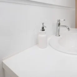 Plinthe Souple Auto-Adhésive en PVC 18x18mm, 5m, Bande Élastique pour Finitions et Étanchéité des Jonctions, blanc-Quest Hot