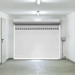 Porte de garage motorisée enroulable aluminium Ambre Blanc H.200 x L.300 cm avec hublots-Protecta Online