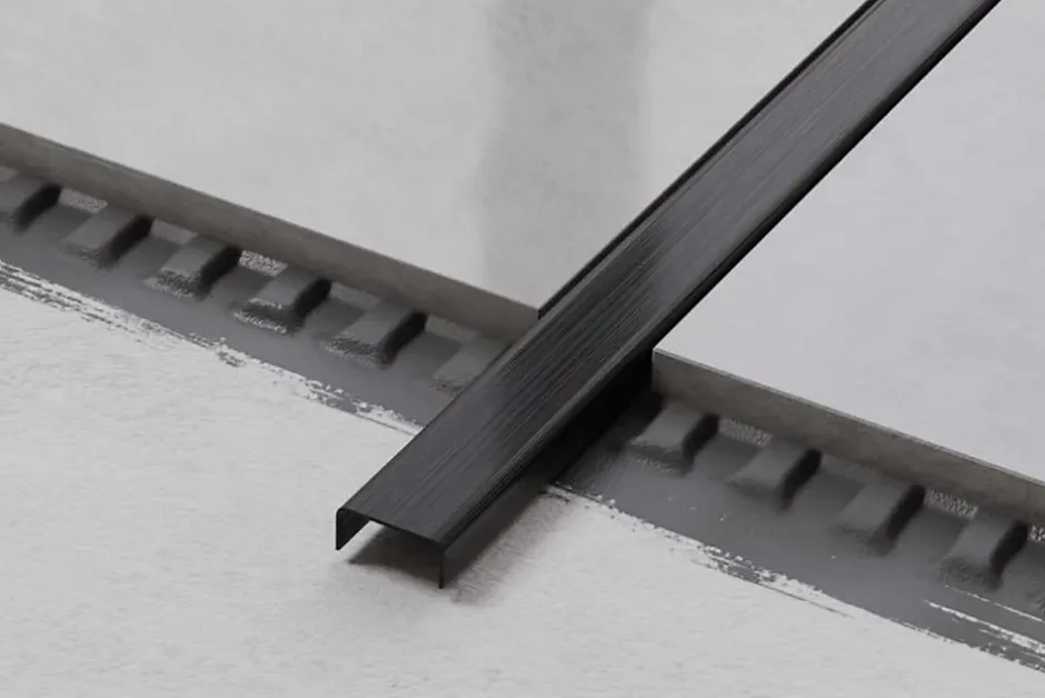 Ilcom Profilé décoratif C en acier inoxydable pour carrelage Noir satiné - 10 mm x 2440 mm x 0,65 ep.