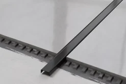 Ilcom Profilé décoratif C en acier inoxydable pour carrelage Noir satiné - 10 mm x 2440 mm x 0,65 ep.