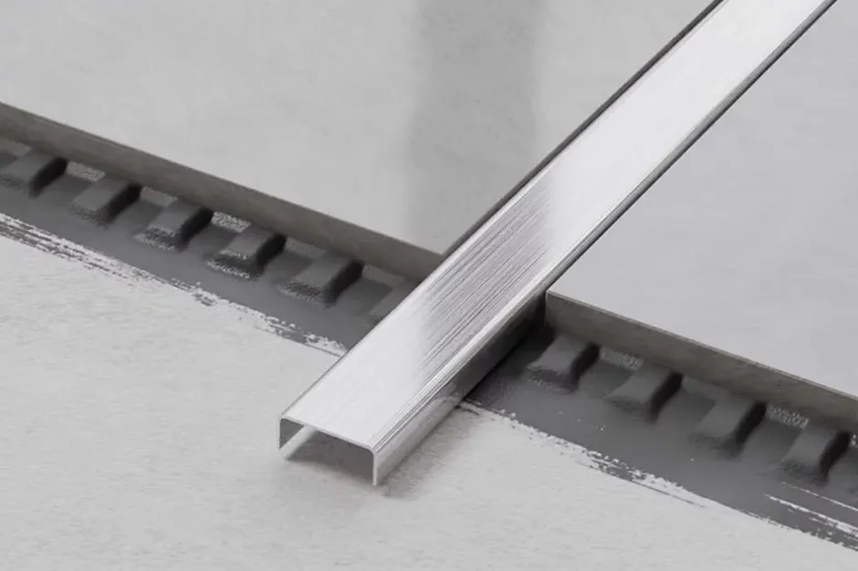 Profilé décoratif C en acier inoxydable pour carrelage Argent satiné - 40 mm x 2440 mm x 0,65 ep.-Ilcom Hot