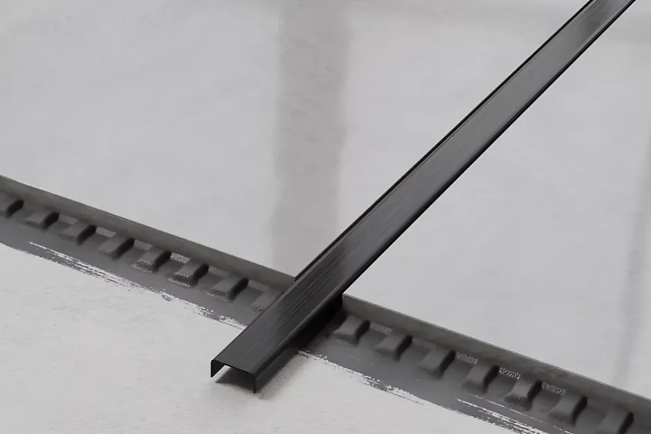 Ilcom Profilé décoratif C en acier inoxydable pour carrelage Noir satiné - 40 mm x 2700 mm x 0,65 ep.