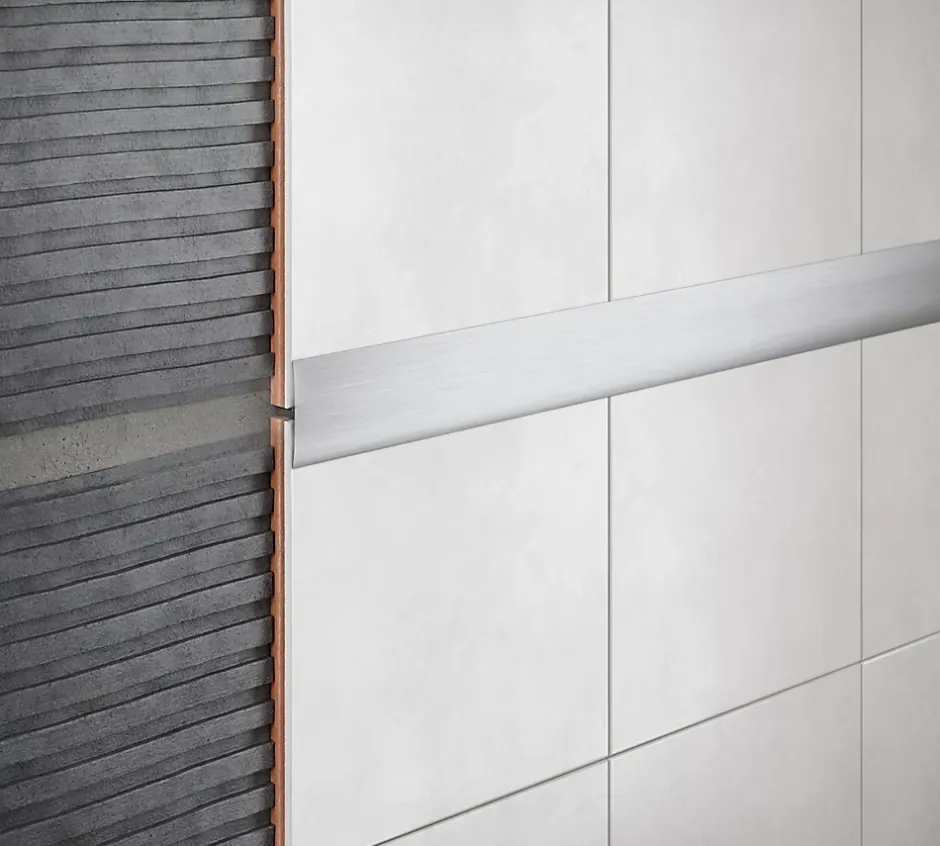 Profilé de transition intérieur droit aluminium effet chromé poli L.2,5m x l.2,6cm x ep.11mm-Diall New