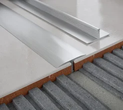 Profilé de transition intérieur droit aluminium effet chromé poli L.2,5m x l.2,6cm x ep.11mm-Diall New