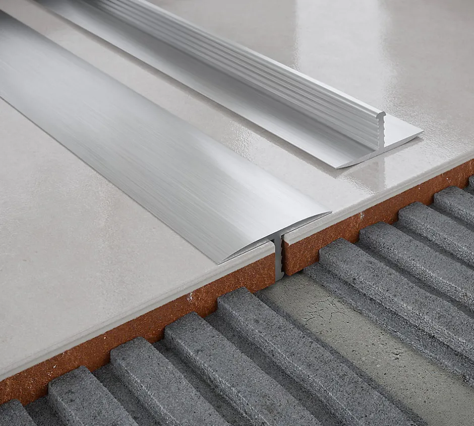 Profilé de transition intérieur droit aluminium effet chromé poli L.2,5m x l.2,6cm x ep.11mm-Diall New