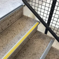 Seuil d'escalier Avec simple caoutchouc Power Grip Longueur: 90 cm Pré-percé Jaune-Floordirekt Outlet