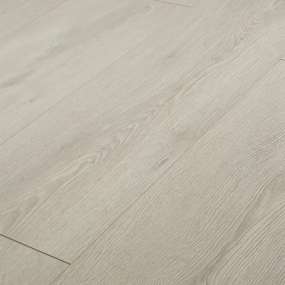 GoodHome Sol stratifié à clipser Newlyn chêne polaire gris L.138 x l.24.4 cm x Ep.10 mm