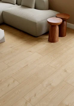 Sol stratifié Accrington , passage élevé AC4, effet chêne, L.128,5 cm x l.19,2 cm x ép.8 mm, résistant à l'eau-GoodHome Outlet