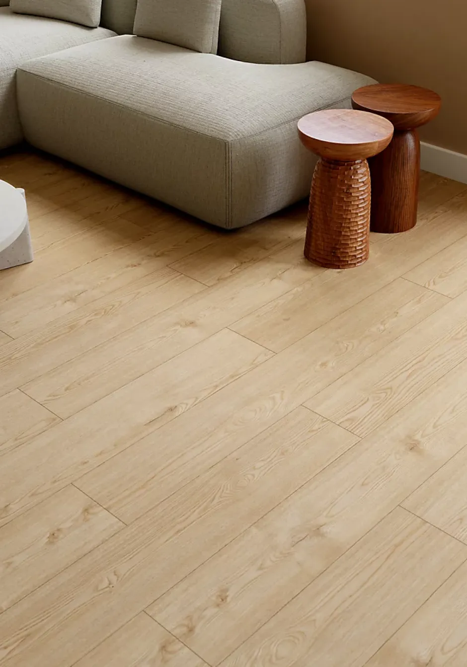 Sol stratifié Accrington , passage élevé AC4, effet chêne, L.128,5 cm x l.19,2 cm x ép.8 mm, résistant à l'eau-GoodHome Outlet