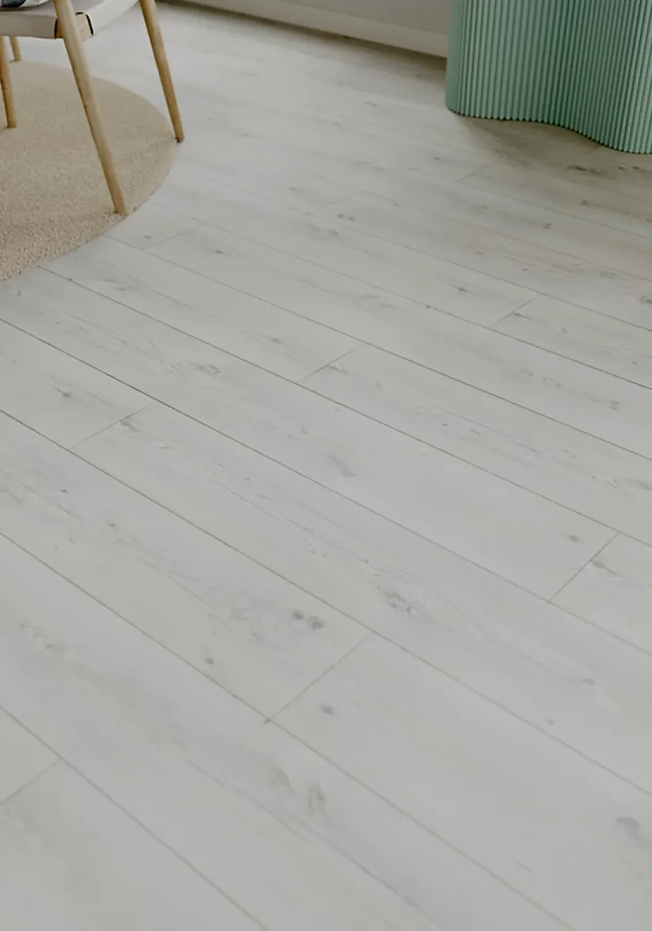 Sol stratifié Bilston , passage élevé AC4, effet chêne blanchi, L.138,3 cm x l.19,3 cm x ép.8 mm-GoodHome Clearance