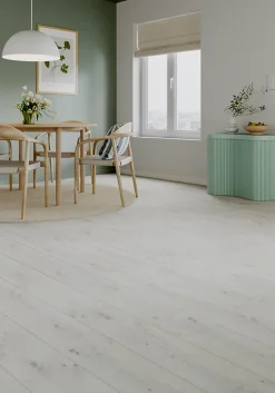 Sol stratifié Bilston , passage élevé AC4, effet chêne blanchi, L.138,3 cm x l.19,3 cm x ép.8 mm-GoodHome Clearance