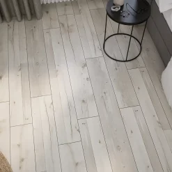 GoodHome Sol stratifié clipsable Bexhill chêne blanc passage élévé AC4 ép.8 mm