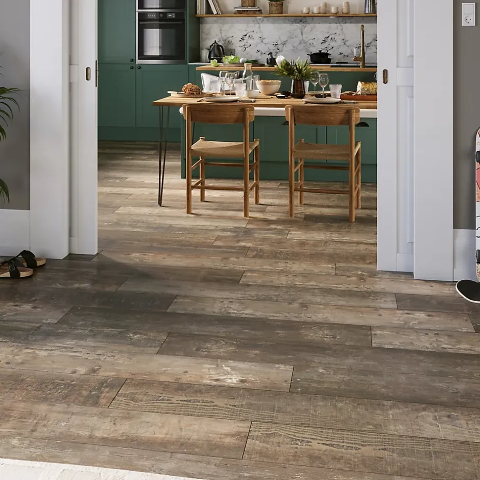 Sol stratifié clipsable Tipton chêne brun 8 mm compatible pièces humides-GoodHome Sale