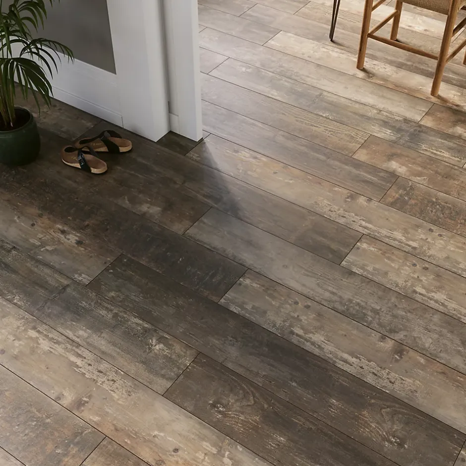 Sol stratifié clipsable Tipton chêne brun 8 mm compatible pièces humides-GoodHome Sale