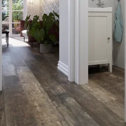 Sol stratifié clipsable Tipton chêne brun 8 mm compatible pièces humides-GoodHome Sale