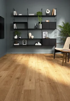 Sol stratifié Cortland , passage élevé AC4, effet chêne miel, L.128,5 cm x l.19,2 cm x ép.8 mm, résistant à l'eau-GoodHome Online