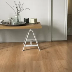 Sol stratifié Cortland , passage élevé AC4, effet chêne miel, L.128,5 cm x l.19,2 cm x ép.8 mm, résistant à l'eau-GoodHome Online