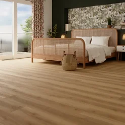 Sol stratifié effet chêne blond passage élevé AC4 L.138,3 x l.19,3 cm x ép.8 mm, Towcester-GoodHome Online