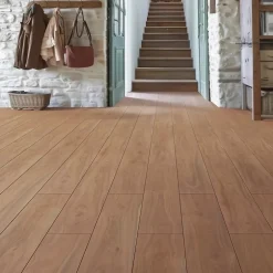 Sol stratifié Hicory carya , passage extrême AC6, effet bois Hickory brun, L.128,6 cm x l.21,4 cm x ép.10 mm, résistant à l'eau-Homflor Clearance