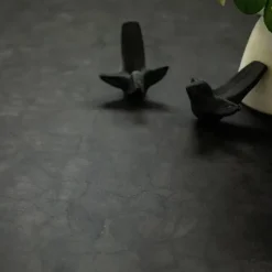 Décoweb Sol vinyle Aspect béton vieilli noir minéral - Echantillon 15 x 20 cm