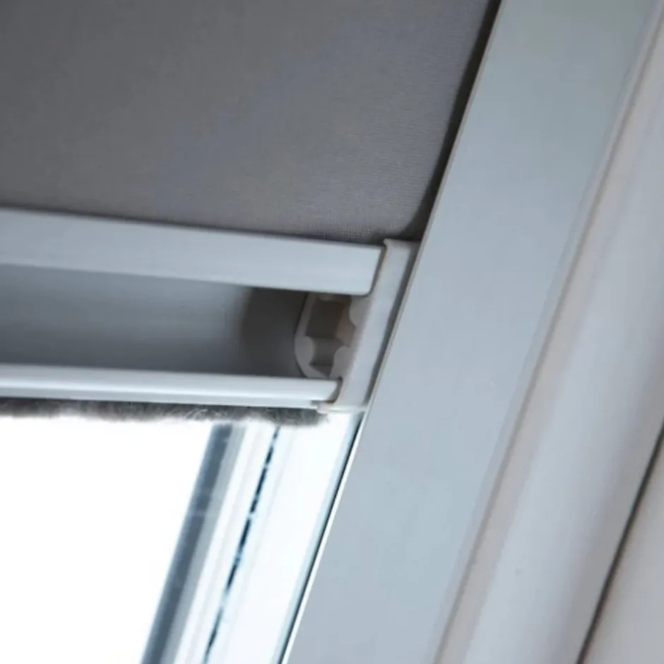 Store fenêtre de toit occultant compatible VELUX S06 114x118cm Beige - MADECO-Protecta