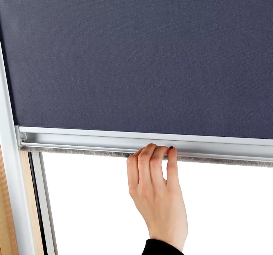 Avosdim Store occultant pour fenêtre de toit ROTO - Taupe - avec un vitrage de H 103,5 x 100 cm