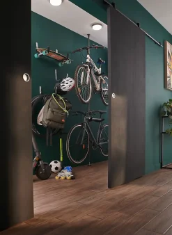 Système coulissant noir Indus pour porte- Sale