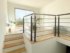 Verre synthétique avec supports de fixation noir RAL 9005 pour garde-corps-Kordo