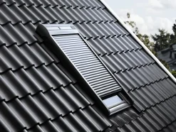 Volet roulant rigide pour fenêtre de toit, gris anthracite, à énergie solaire, l.55 x H.78 cm, SSL CK02 0000S-Velux New