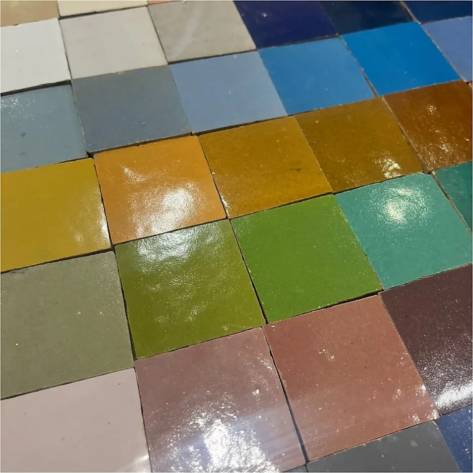 Zellige Marocain traditionnel couleur : Gris moyen - 41 - format : 5x5 cm sur plaque de 30x30 cm --Gioia Materia Online